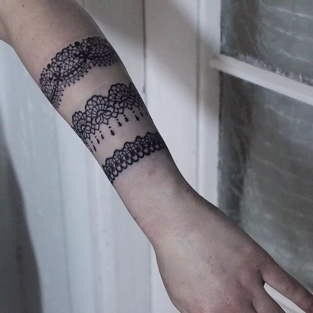 Tetovējums rokassprādzes veidā meiteņu rokās: sieviešu tetovējumi uz rokas un uz apakšdelma, ziedu skices tetovējums rokassprādze un citas iespējas, to nozīmes 13770_35