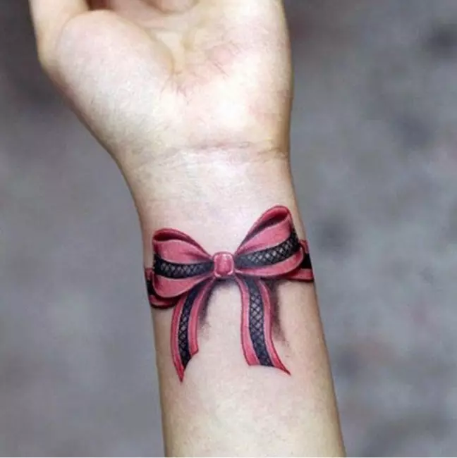 纹身以手中的手链的形式：女性纹身在手腕上和前臂上，花纹纹身以手镯和其他选择，他们的意思 13770_36