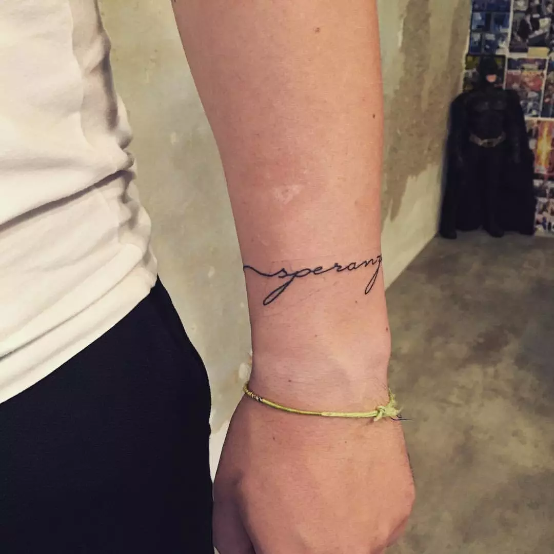 Tatuaggio sotto forma di un braccialetto nelle mani delle ragazze: tatuaggi femminili sul polso e sull'avambraccio, schizzi di fiori tatuaggio sotto forma di un braccialetto e altre opzioni, i loro significati 13770_37