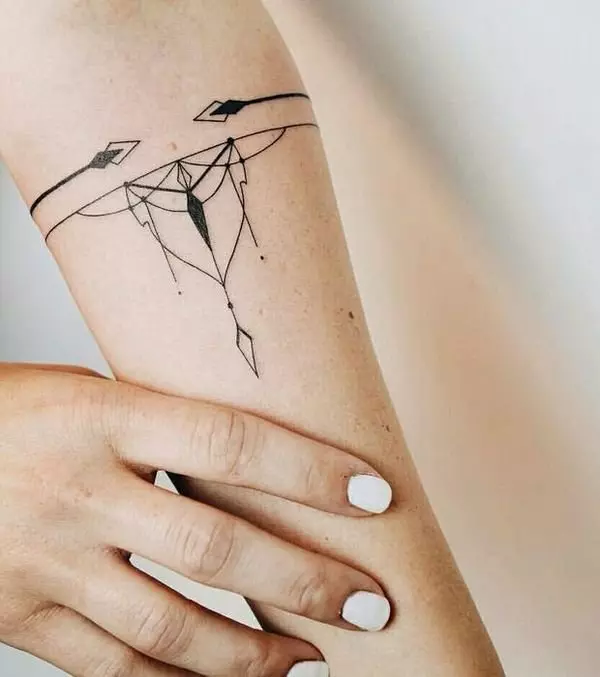 纹身以手中的手链的形式：女性纹身在手腕上和前臂上，花纹纹身以手镯和其他选择，他们的意思 13770_4