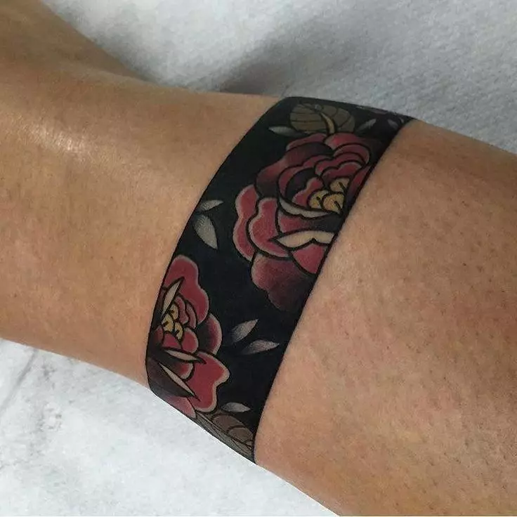 Tetovējums rokassprādzes veidā meiteņu rokās: sieviešu tetovējumi uz rokas un uz apakšdelma, ziedu skices tetovējums rokassprādze un citas iespējas, to nozīmes 13770_40
