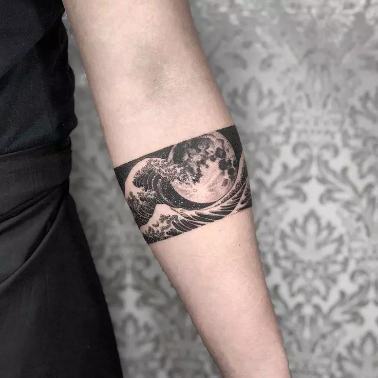 Татуировка под формата на гривна в ръцете на момичетата: женски татуировки на китката и на предмишницата, скици на цветя татуировка във формата на гривна и други опции, техните значения 13770_41