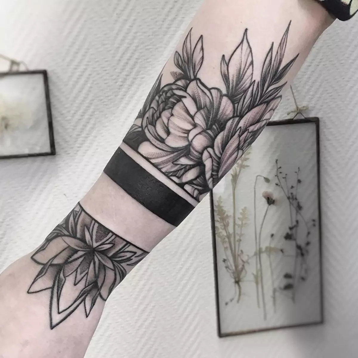 Tatuaj sub formă de brățară în mâinile fetelor: tatuaje feminine pe încheietura mâinii și pe antebraț, schițe de tatuaj de flori sub forma unei brățară și alte opțiuni, semnificațiile lor 13770_42