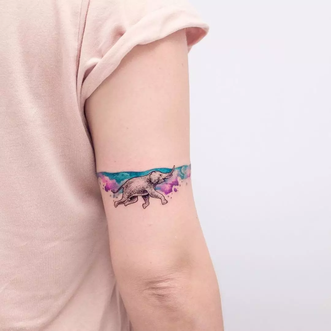 Tattoo v obliki zapestnice v rokah deklet: ženski tetovaže na zapestju in na podlakti, skice cvetov tetovaže v obliki zapestnice in drugih možnosti, njihove pomene 13770_43