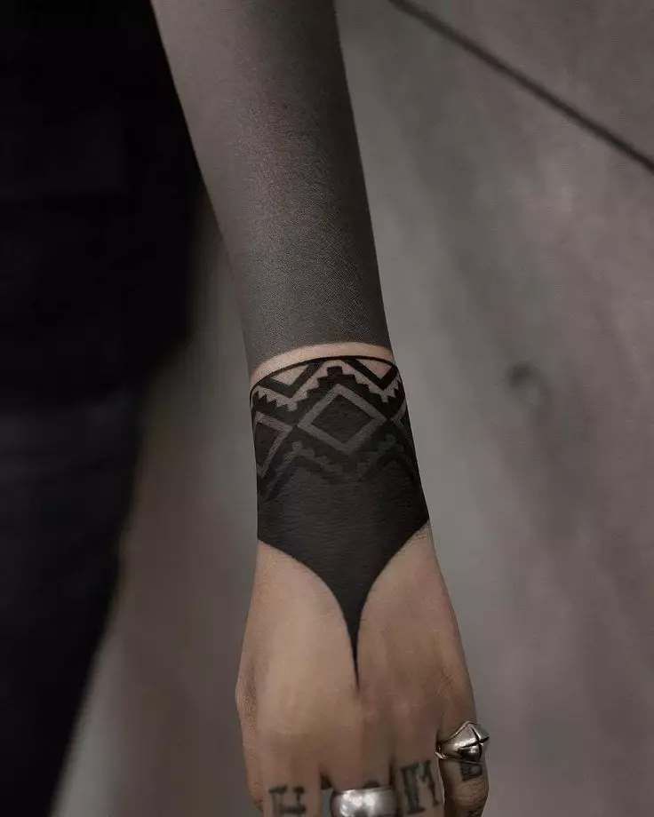Tatuaggio sotto forma di un braccialetto nelle mani delle ragazze: tatuaggi femminili sul polso e sull'avambraccio, schizzi di fiori tatuaggio sotto forma di un braccialetto e altre opzioni, i loro significati 13770_45