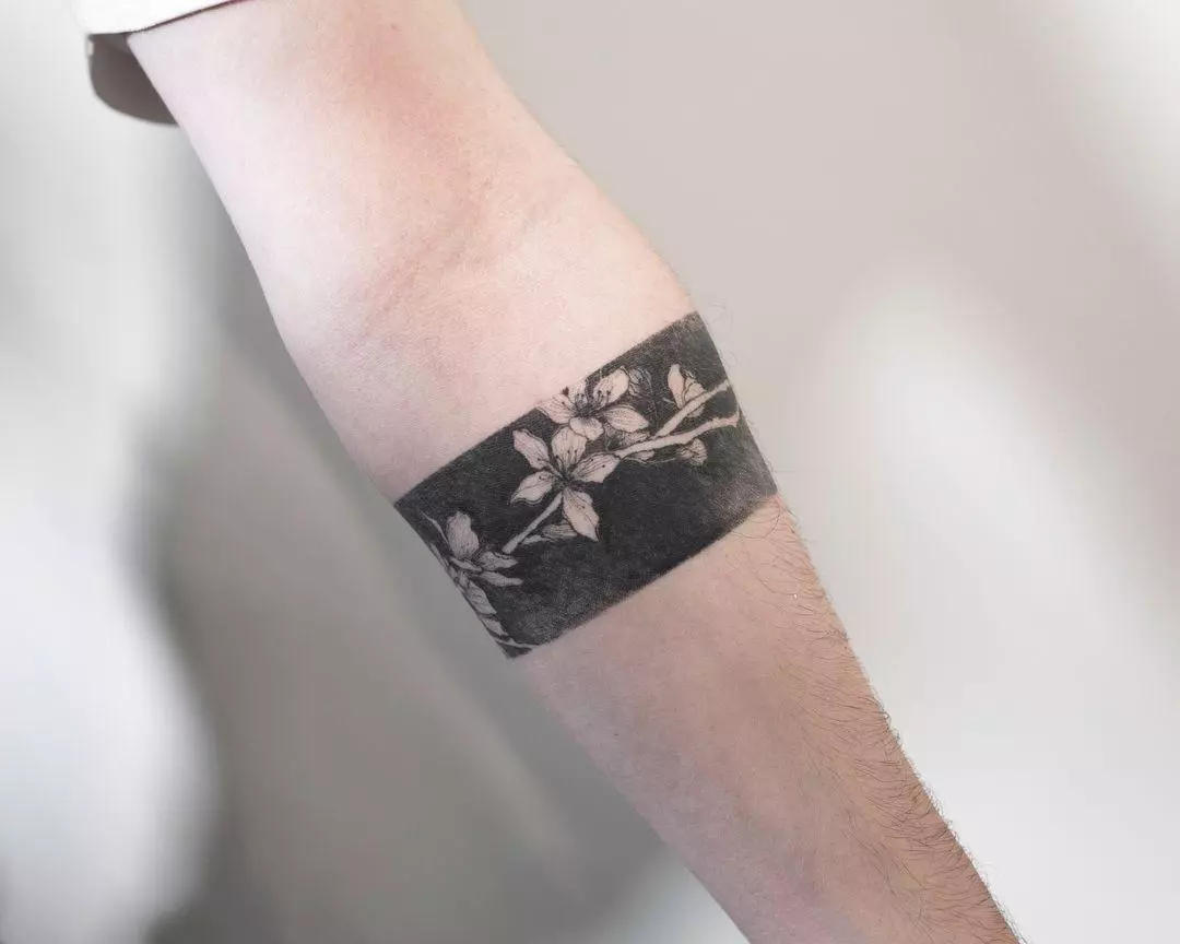 Tatuaż w formie bransoletki w rękach dziewczyn: kobiece tatuaże na nadgarstku i przedramię, szkice tatuażu kwiatów w formie bransoletki i innych opcji, ich znaczenia 13770_46