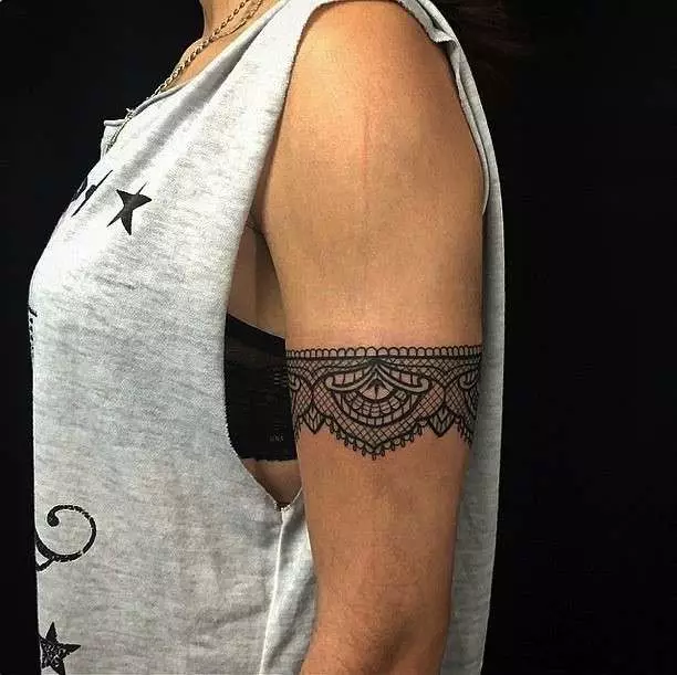 Tatuaxe en forma de pulseira en mans de nenas: tatuajes femininas sobre o pulso e no antebrazo, os bocetos de tatuaxe de flores en forma de pulseira e outras opcións, os seus significados 13770_47
