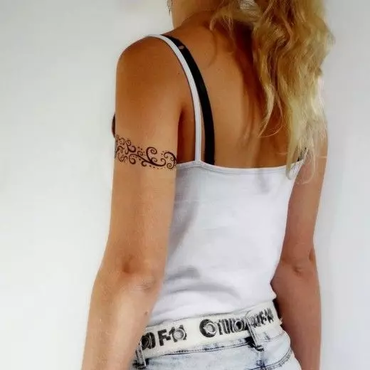Tatuiruotė į apyrankės pavidalu mergaičių rankose: moterų tatuiruotės ant riešo ir dilbio, eskizai gėlių tatuiruotė į apyrankės ir kitų parinkčių forma, jų reikšmės forma 13770_48