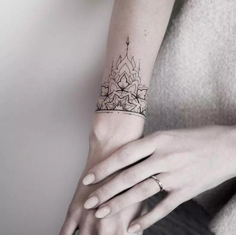 Tattoo i form av ett armband i händerna på tjejer: kvinnliga tatueringar på handleden och på underarm, skisser av blommor tatuering i form av ett armband och andra alternativ, deras betydelser 13770_5