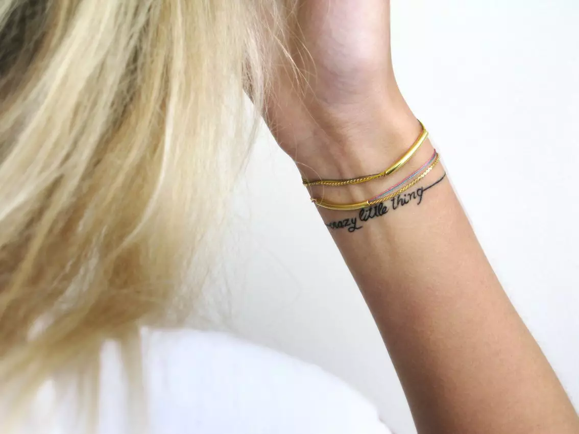 Tattoo v obliki zapestnice v rokah deklet: ženski tetovaže na zapestju in na podlakti, skice cvetov tetovaže v obliki zapestnice in drugih možnosti, njihove pomene 13770_50