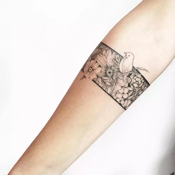 Een in die vorm van 'n armband in die hande van meisies: vroulike tattoos op die pols en op die voorarm, sketse van blomme Een in die vorm van 'n armband en ander opsies, die betekenis 13770_51
