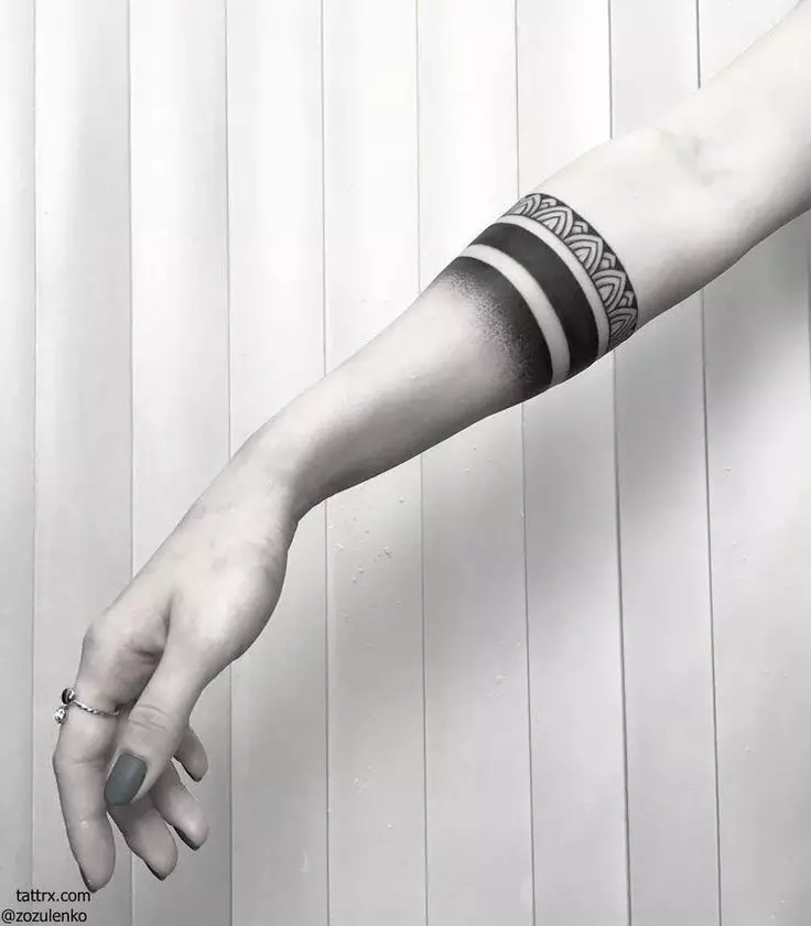Tattoo i form av ett armband i händerna på tjejer: kvinnliga tatueringar på handleden och på underarm, skisser av blommor tatuering i form av ett armband och andra alternativ, deras betydelser 13770_52