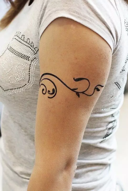 Tatuaż w formie bransoletki w rękach dziewczyn: kobiece tatuaże na nadgarstku i przedramię, szkice tatuażu kwiatów w formie bransoletki i innych opcji, ich znaczenia 13770_54