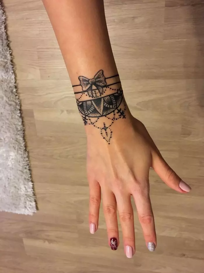 Tatuointi Rannekorujen muodossa tyttöjen käsissä: naaras tatuoinnit ranteeseen ja kyynärvarren, kukkia tatuointi rannekorun ja muiden vaihtoehtojen muodossa, niiden merkitykset 13770_56