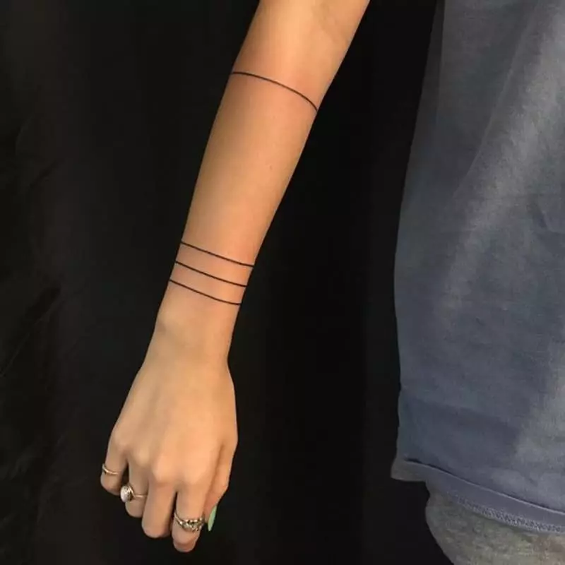 Tatuaggio sotto forma di un braccialetto nelle mani delle ragazze: tatuaggi femminili sul polso e sull'avambraccio, schizzi di fiori tatuaggio sotto forma di un braccialetto e altre opzioni, i loro significati 13770_57