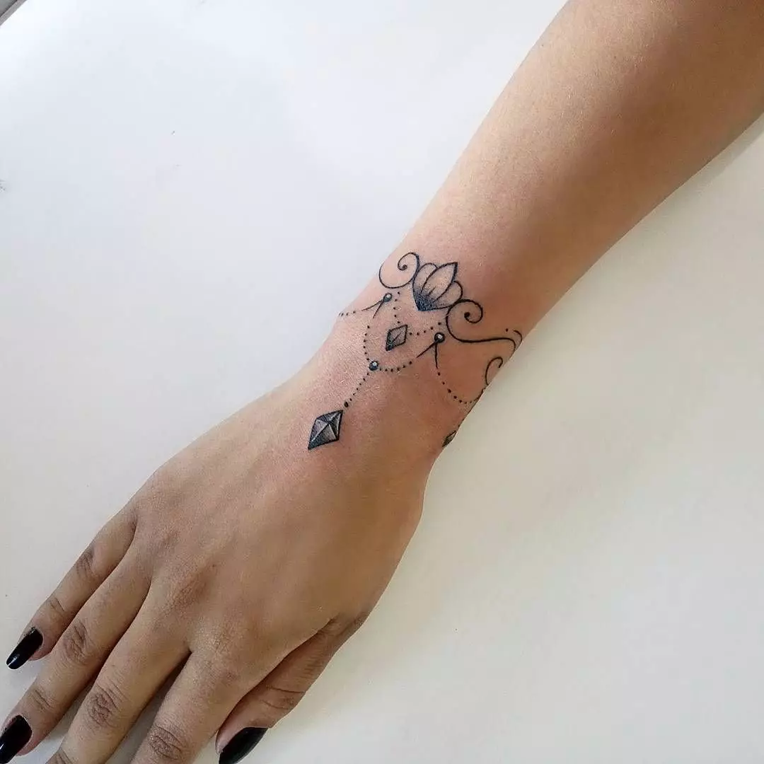 Tattoo i form av et armbånd i jentenes hender: Kvinne tatoveringer på håndleddet og på underarmen, skisser av blomster tatovering i form av et armbånd og andre alternativer, deres betydninger 13770_58