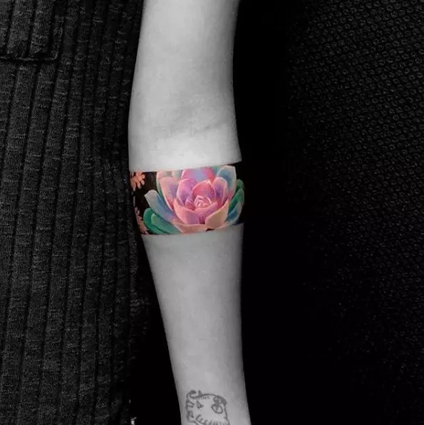 Tatuaż w formie bransoletki w rękach dziewczyn: kobiece tatuaże na nadgarstku i przedramię, szkice tatuażu kwiatów w formie bransoletki i innych opcji, ich znaczenia 13770_61