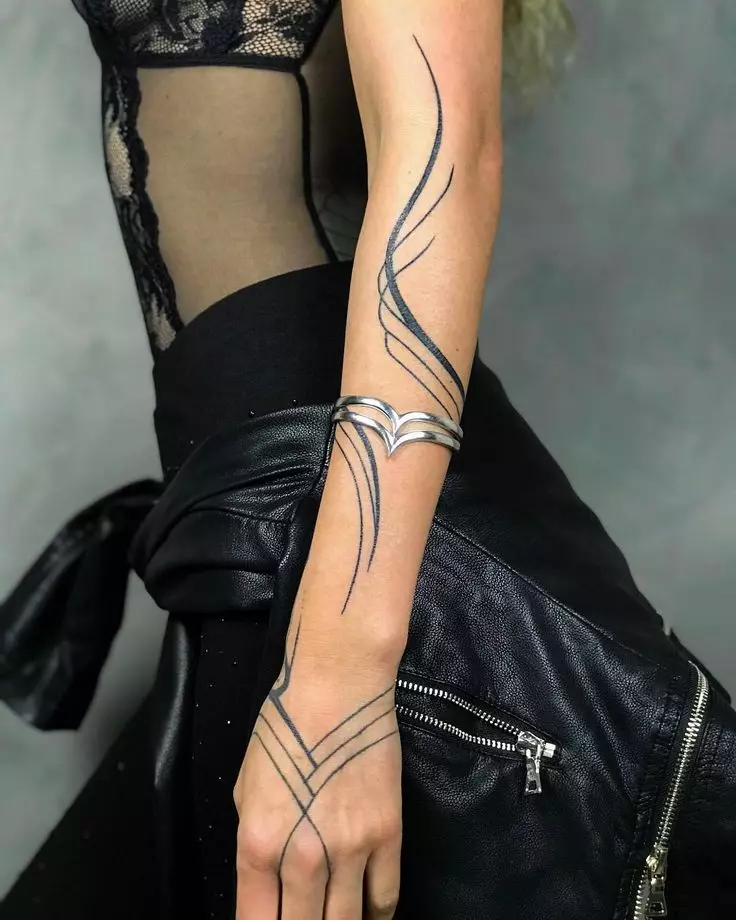 Tato dalam bentuk gelang di tangan gadis: tato wanita di pergelangan tangan dan pada lengan bawah, sketsa tato bunga dalam bentuk gelang dan pilihan lainnya, artinya 13770_63