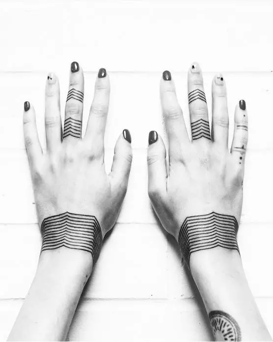 Tatuaggio sotto forma di un braccialetto nelle mani delle ragazze: tatuaggi femminili sul polso e sull'avambraccio, schizzi di fiori tatuaggio sotto forma di un braccialetto e altre opzioni, i loro significati 13770_7