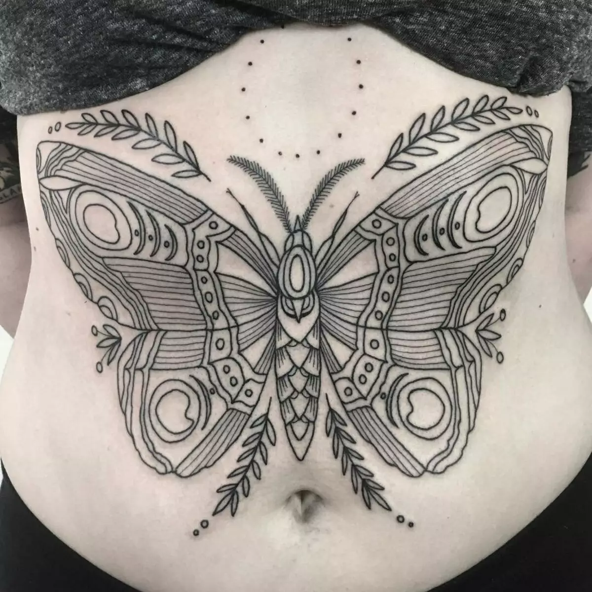 Tattoo në stomak për vajzat (61 foto): skica. Tatuazhe në pjesën e poshtme të barkut dhe rreth kërthizës pas lindjes, tatuazh të vogël të bukur dhe të mëdha 13772_14