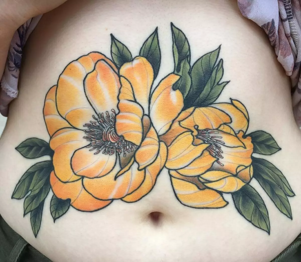 Tatu di perut untuk kanak-kanak perempuan (61 foto): lakaran. Tattoos di bahagian bawah abdomen dan di sekitar pusar selepas melahirkan anak, tatu cantik kecil dan besar 13772_16