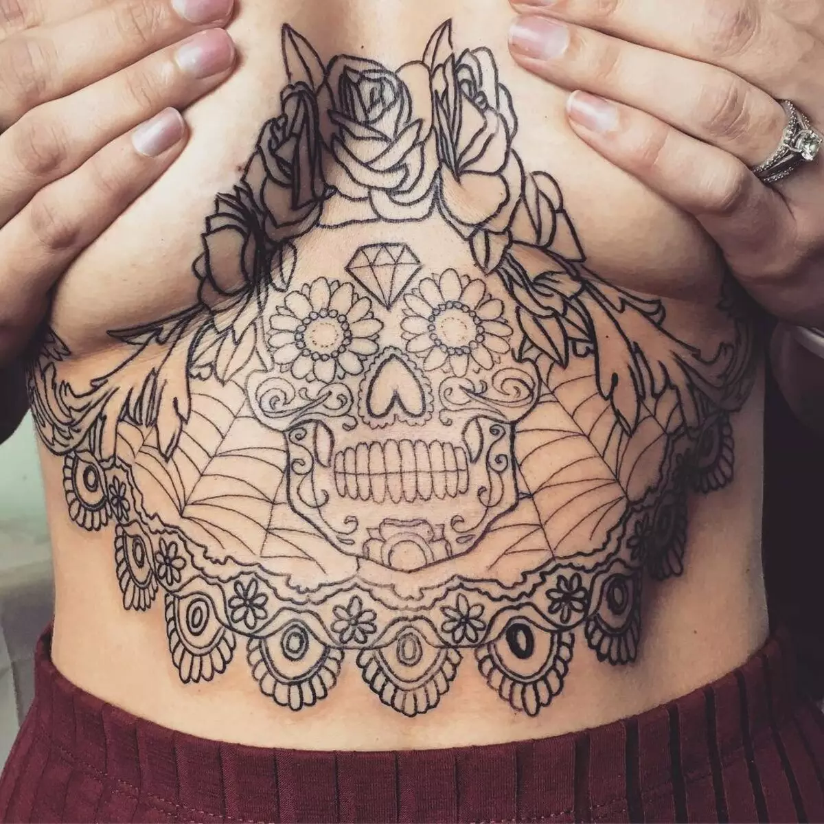 Tattoo në stomak për vajzat (61 foto): skica. Tatuazhe në pjesën e poshtme të barkut dhe rreth kërthizës pas lindjes, tatuazh të vogël të bukur dhe të mëdha 13772_20