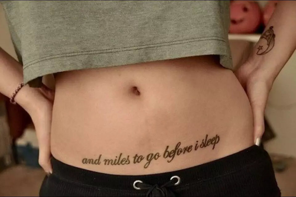 Tattoo ստամոքսի վրա աղջիկների համար (61 լուսանկար). Էսքիզներ: Դաջվածքներ որովայնի ներքեւի մասում եւ navel- ի շուրջը ծննդաբերությունից հետո, փոքր գեղեցիկ դաջվածք եւ մեծ 13772_23