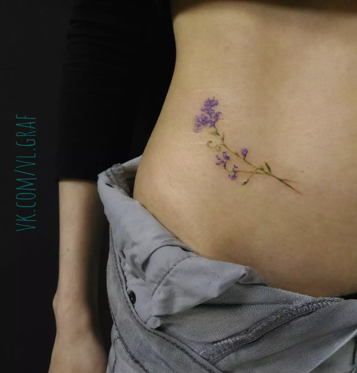 Tatuaxe no estómago para as nenas (61 fotos): bosquexos. Tatuaxes no fondo do abdome e ao redor do ombligo despois do parto, a pequena tatuaxe e grande 13772_24