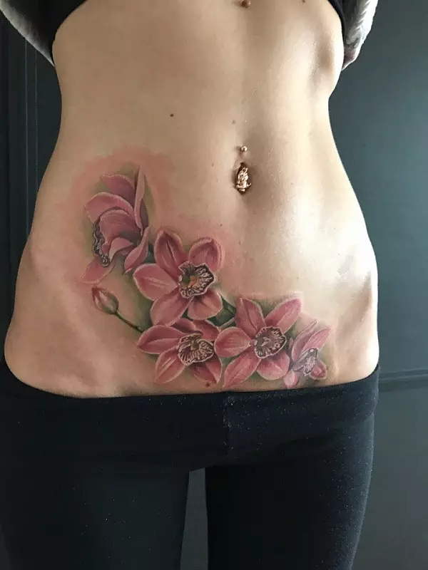 Τατουάζ στο στομάχι για τα κορίτσια (61 φωτογραφίες): σκίτσα. Τατουάζ στο κάτω μέρος της κοιλιάς και γύρω από τον ομφαλό μετά τον τοκετό, μικρό όμορφο τατουάζ και μεγάλο 13772_25