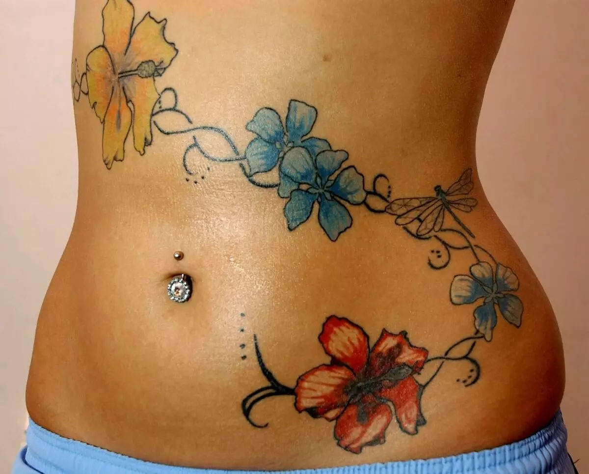 Tatuiruotė ant skrandžio mergaitėms (61 nuotraukos): eskizai. Tatuiruotės pilvo apačioje ir aplink bambą po gimdymo, mažas gražus tatuiruotė ir didelis 13772_28