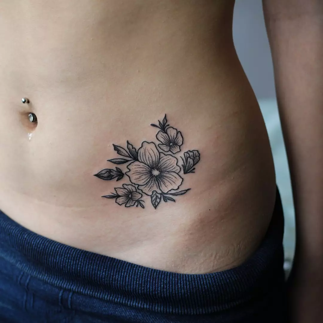 Tattoo në stomak për vajzat (61 foto): skica. Tatuazhe në pjesën e poshtme të barkut dhe rreth kërthizës pas lindjes, tatuazh të vogël të bukur dhe të mëdha 13772_3