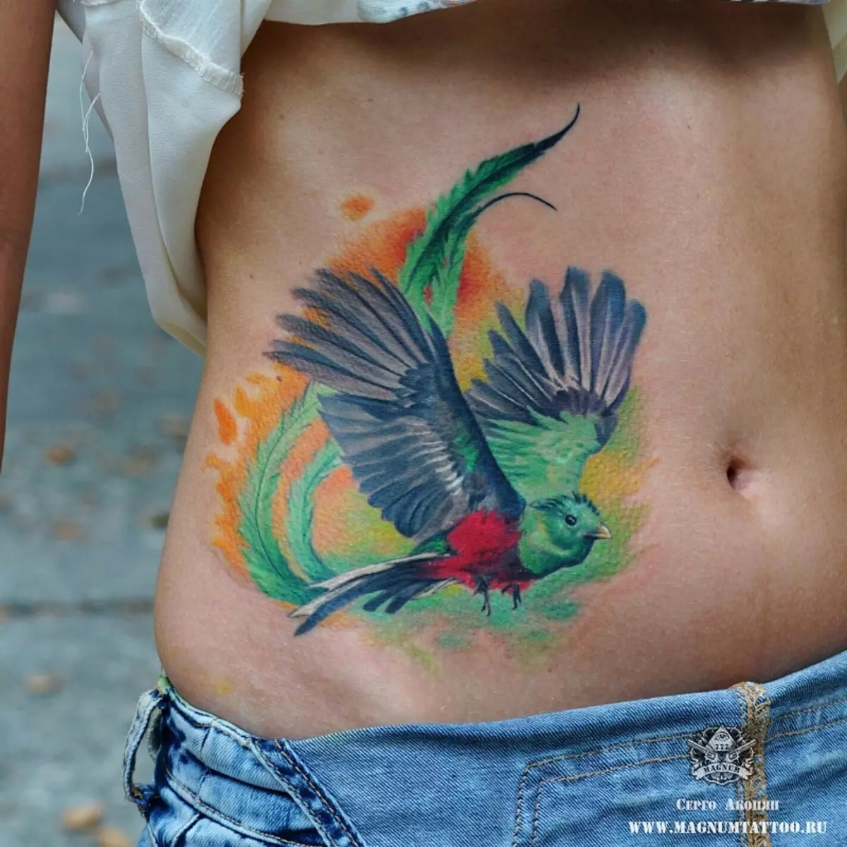 Tatuiruotė ant skrandžio mergaitėms (61 nuotraukos): eskizai. Tatuiruotės pilvo apačioje ir aplink bambą po gimdymo, mažas gražus tatuiruotė ir didelis 13772_31