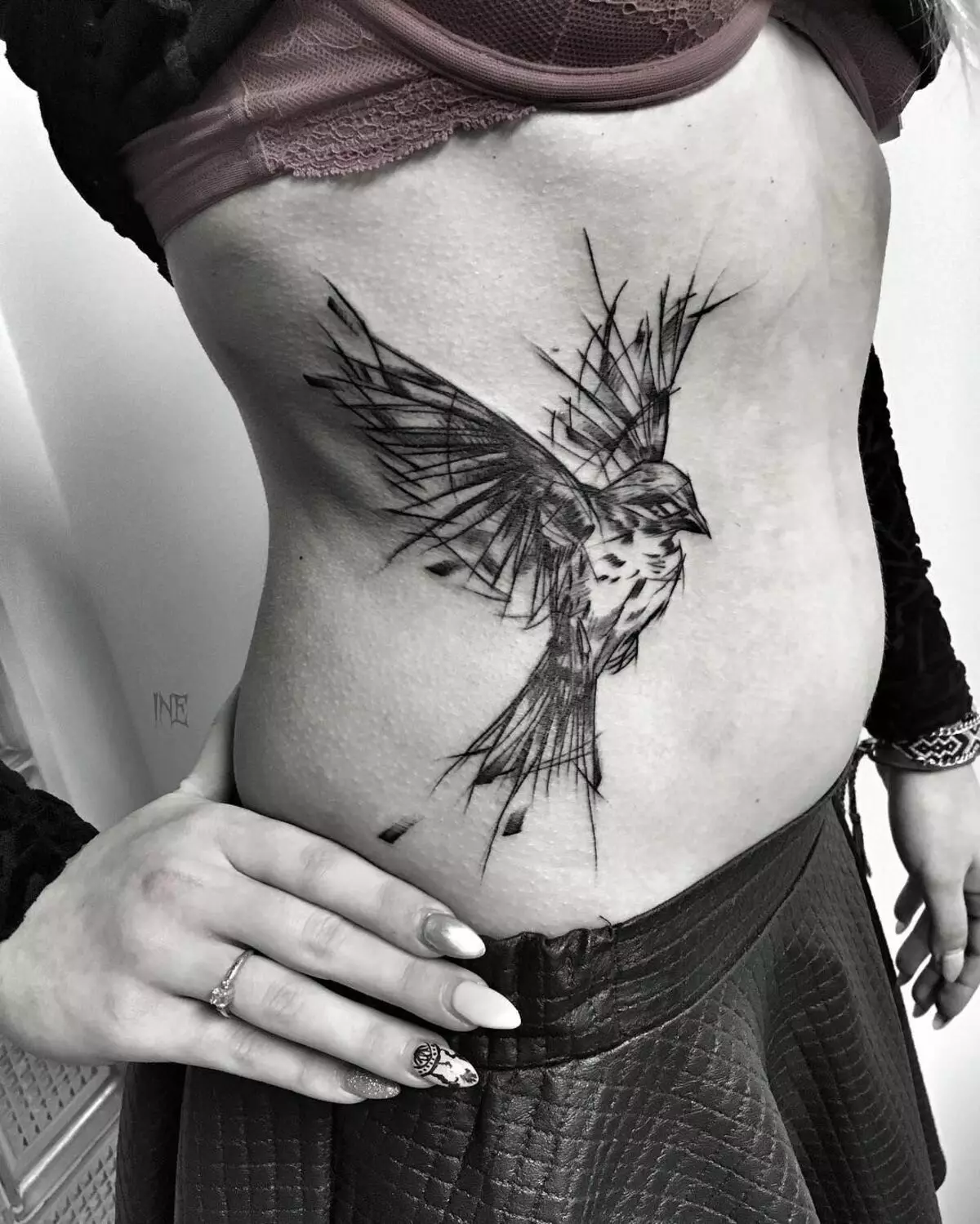 Tattoo na želodcu za dekleta (61 fotografij): skice. Tetovaže na dnu trebuha in okoli popka po porodu, majhna lepa tattoo in velika 13772_38