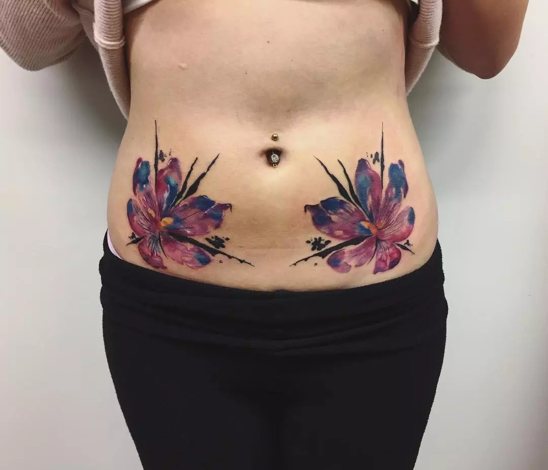 Tattoo ստամոքսի վրա աղջիկների համար (61 լուսանկար). Էսքիզներ: Դաջվածքներ որովայնի ներքեւի մասում եւ navel- ի շուրջը ծննդաբերությունից հետո, փոքր գեղեցիկ դաջվածք եւ մեծ 13772_42