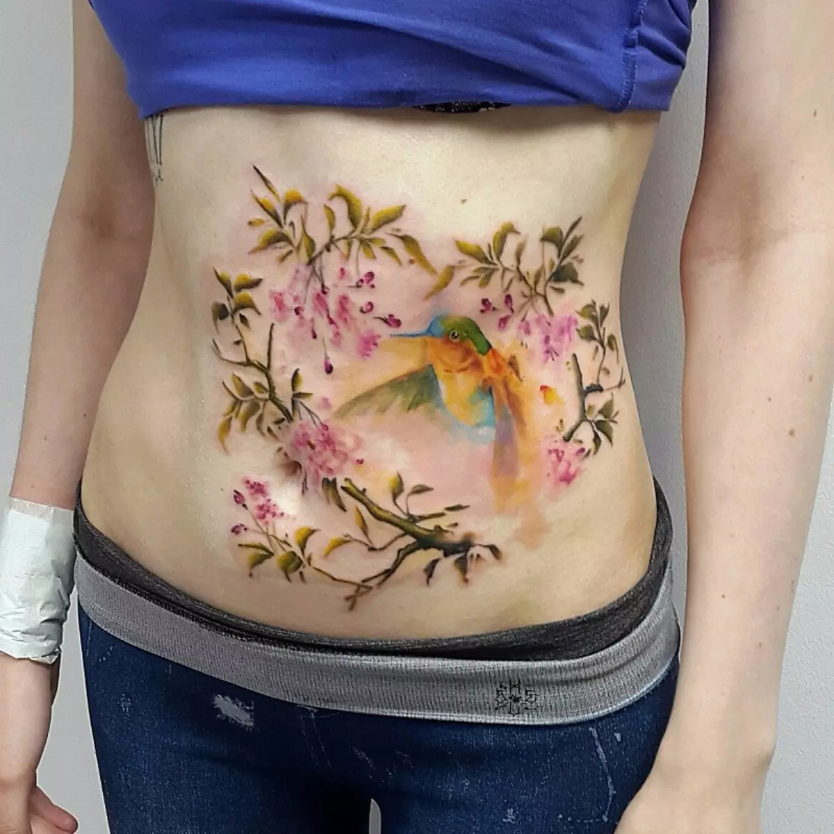 Tatuaxe no estómago para as nenas (61 fotos): bosquexos. Tatuaxes no fondo do abdome e ao redor do ombligo despois do parto, a pequena tatuaxe e grande 13772_44