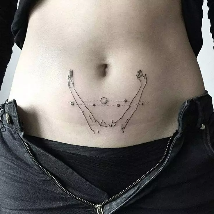 Tattoo på magen for jenter (61 bilder): skisser. Tatoveringer på bunnen av magen og rundt navlen etter fødsel, liten vakker tatovering og stor 13772_47