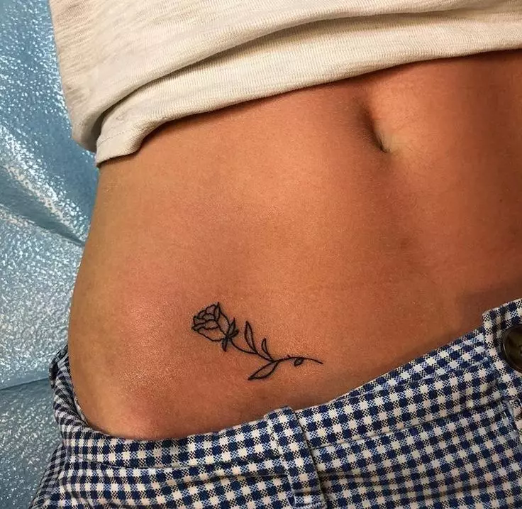Τατουάζ στο στομάχι για τα κορίτσια (61 φωτογραφίες): σκίτσα. Τατουάζ στο κάτω μέρος της κοιλιάς και γύρω από τον ομφαλό μετά τον τοκετό, μικρό όμορφο τατουάζ και μεγάλο 13772_48