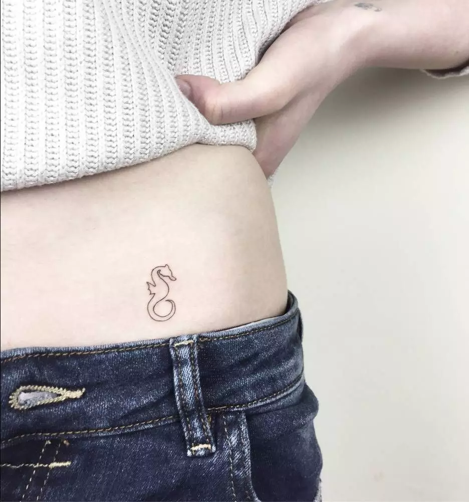 Tetoválás a gyomorra, a lányok (61 fotó): vázlatok. Tetoválás alján a has és a köldök körül a szülés után, szép kis tetoválás és a nagy 13772_49