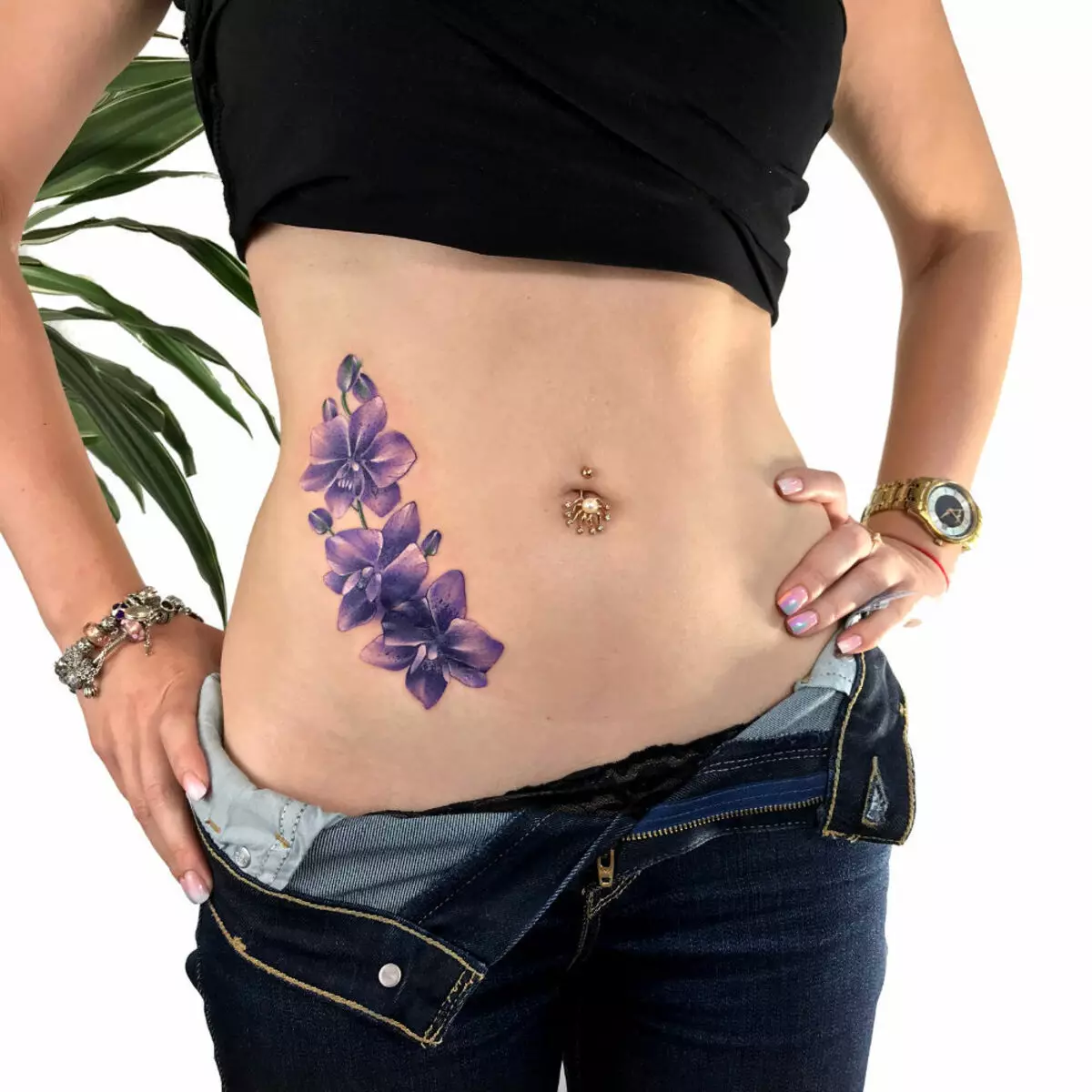 Tattoo në stomak për vajzat (61 foto): skica. Tatuazhe në pjesën e poshtme të barkut dhe rreth kërthizës pas lindjes, tatuazh të vogël të bukur dhe të mëdha 13772_51