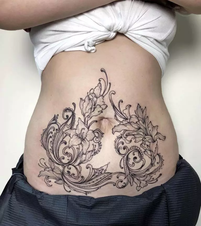Tatu di perut untuk kanak-kanak perempuan (61 foto): lakaran. Tattoos di bahagian bawah abdomen dan di sekitar pusar selepas melahirkan anak, tatu cantik kecil dan besar 13772_53
