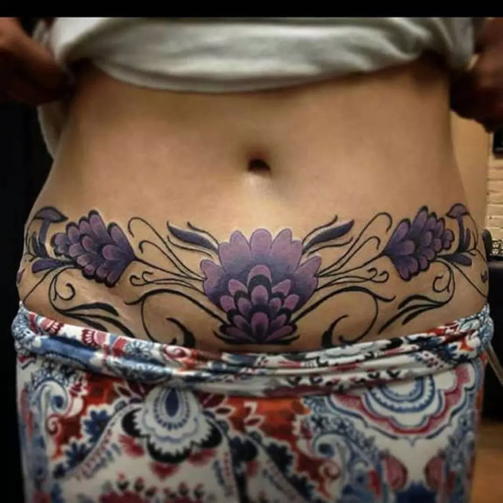Tattoo ստամոքսի վրա աղջիկների համար (61 լուսանկար). Էսքիզներ: Դաջվածքներ որովայնի ներքեւի մասում եւ navel- ի շուրջը ծննդաբերությունից հետո, փոքր գեղեցիկ դաջվածք եւ մեծ 13772_55