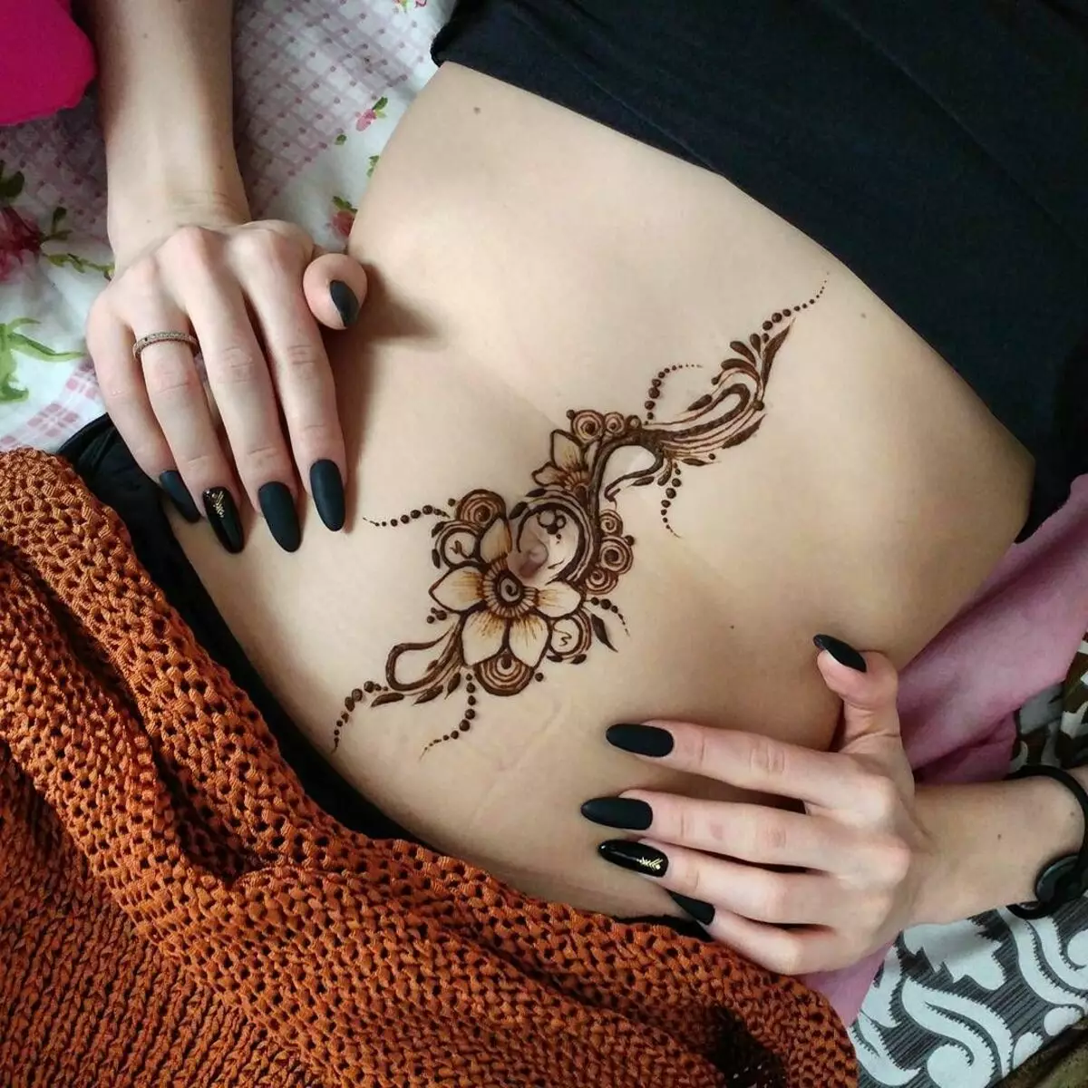 Tatuiruotė ant skrandžio mergaitėms (61 nuotraukos): eskizai. Tatuiruotės pilvo apačioje ir aplink bambą po gimdymo, mažas gražus tatuiruotė ir didelis 13772_56