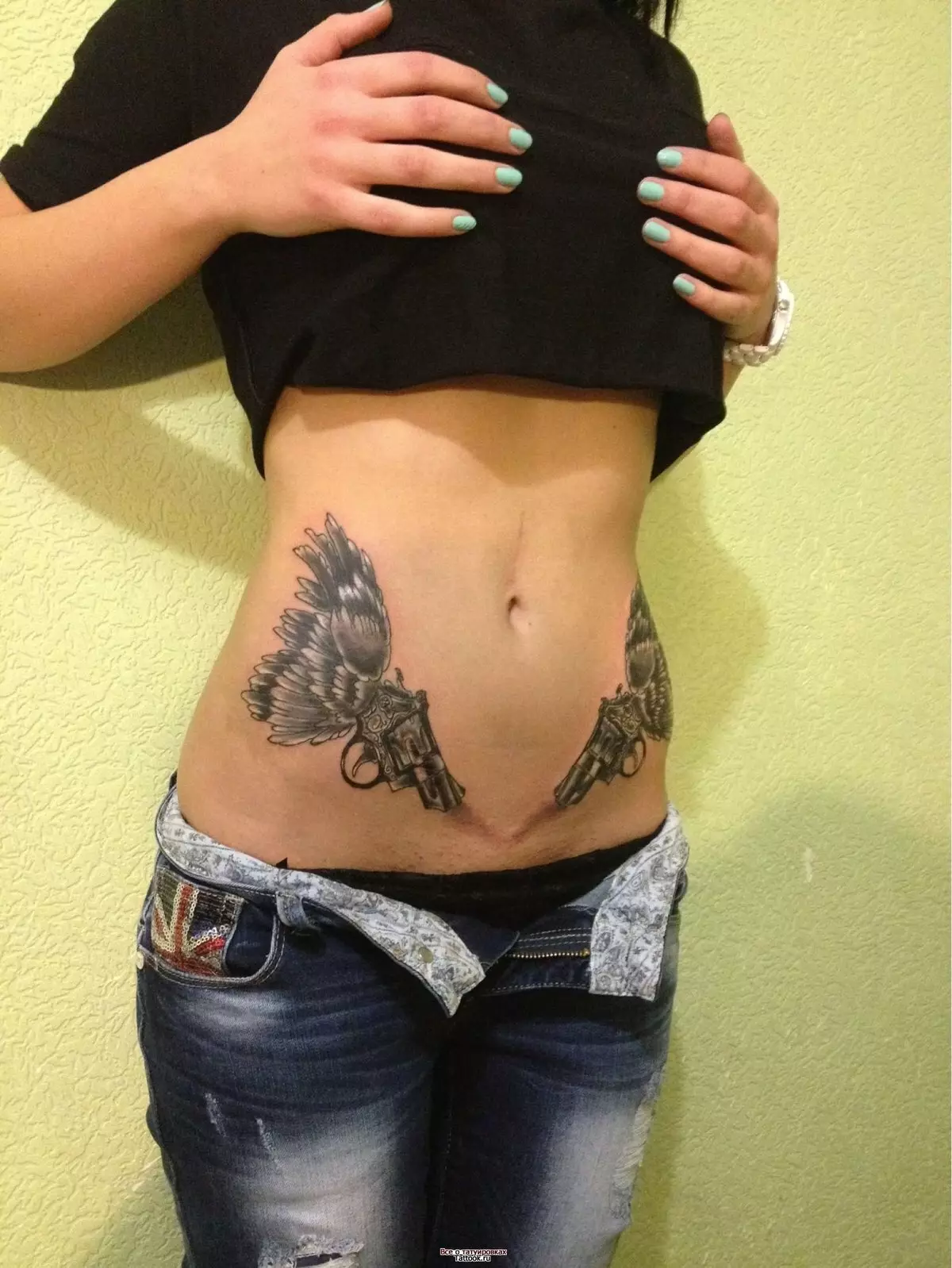 Tattoo në stomak për vajzat (61 foto): skica. Tatuazhe në pjesën e poshtme të barkut dhe rreth kërthizës pas lindjes, tatuazh të vogël të bukur dhe të mëdha 13772_59