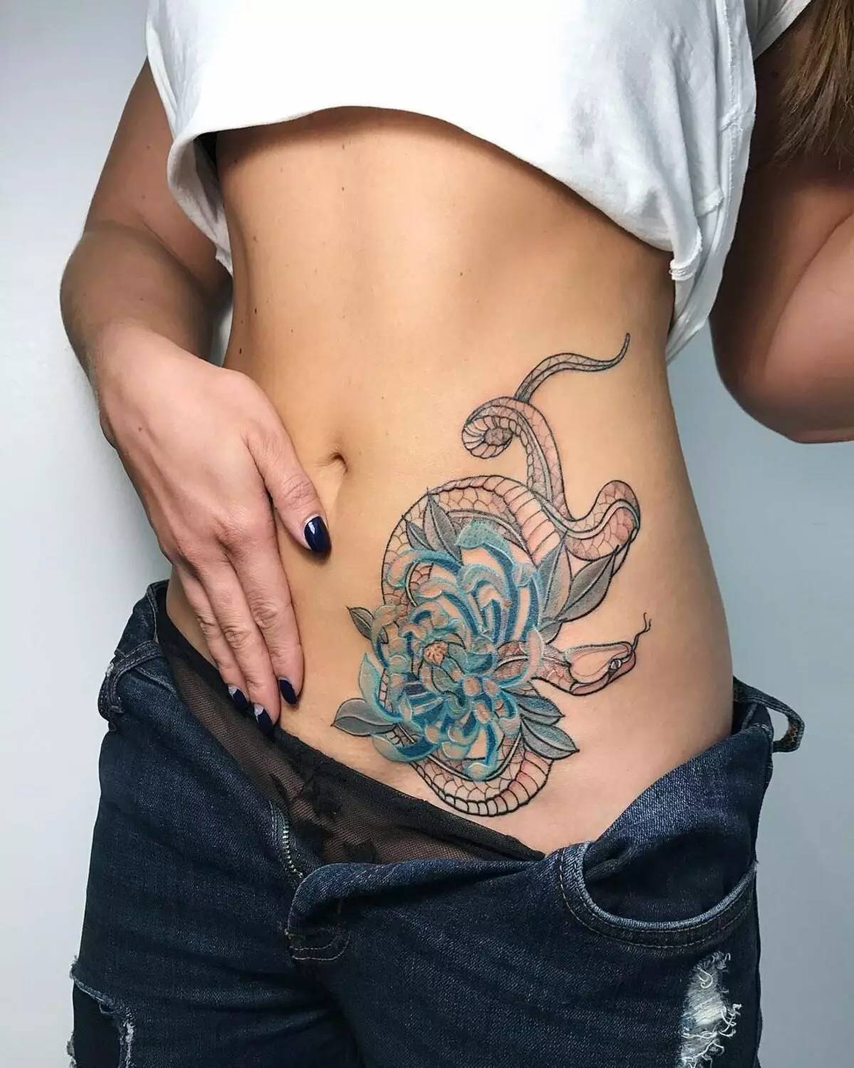Tetovējums uz vēdera meitenēm (61 fotogrāfijas): skices. Tetovējumi apakšā vēdera un ap nabu pēc dzemdībām, maza skaista tetovējums un Big 13772_61