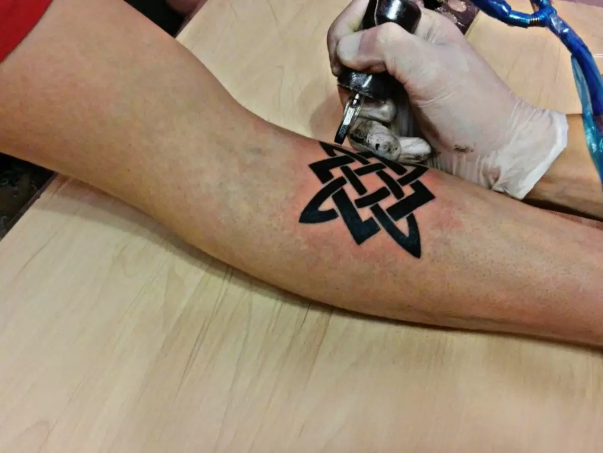 Тату «Квадрат»: значення татуювання у вигляді чорного і іншого квадрата. Красиві квадратні татуювання, місця нанесення 13774_12