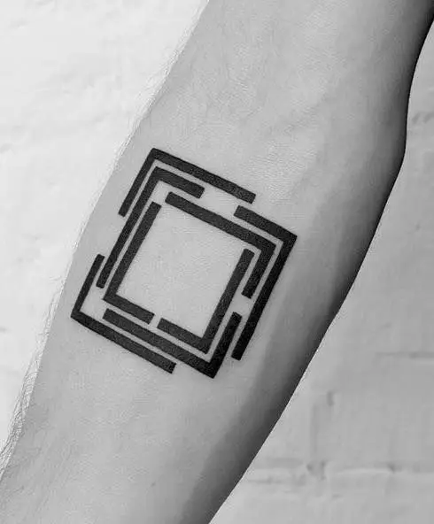 Тату «Квадрат»: значення татуювання у вигляді чорного і іншого квадрата. Красиві квадратні татуювання, місця нанесення 13774_7