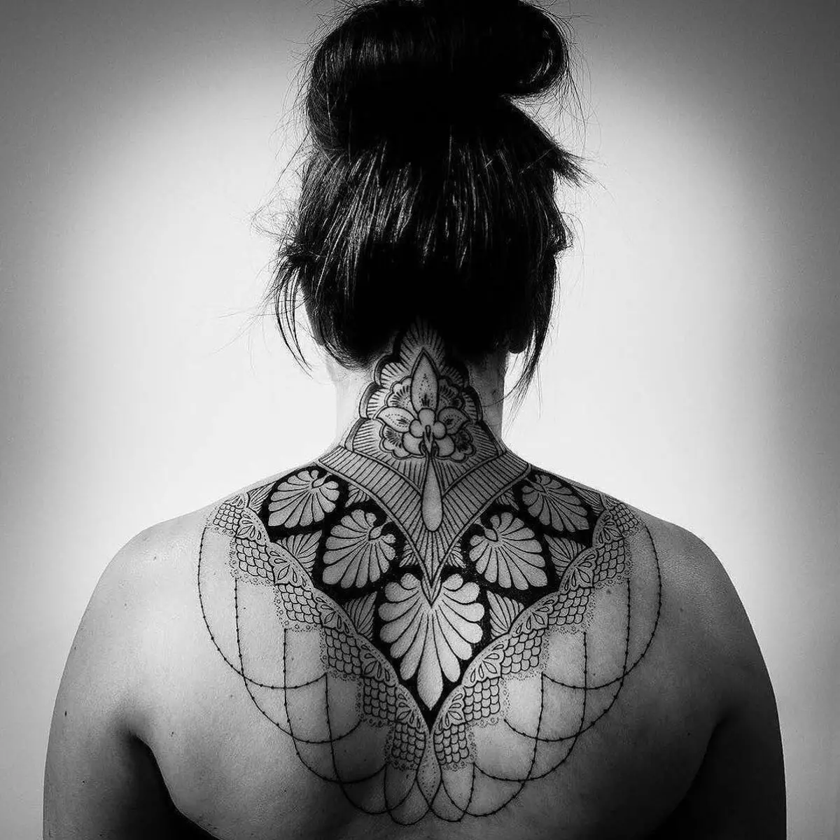 Piękny tatuaż dla dziewczyn (80 zdjęć): szkice najbardziej eleganckich kobiecych tatuaży na wszystkich częściach ciała i innych stylowych przykładów tatuażu z rysunkami i napisami 13775_11