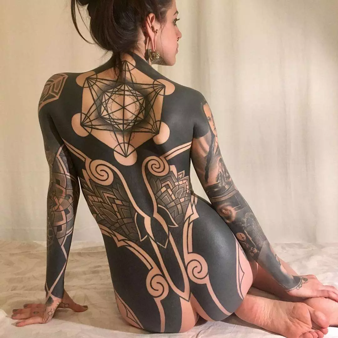 Tatuazh i bukur për vajzat (80 foto): Skica e tatuazheve më elegante femërore në të gjitha pjesët e trupit dhe shembuj të tjerë elegant të tatuazheve me vizatime dhe mbishkrime 13775_25