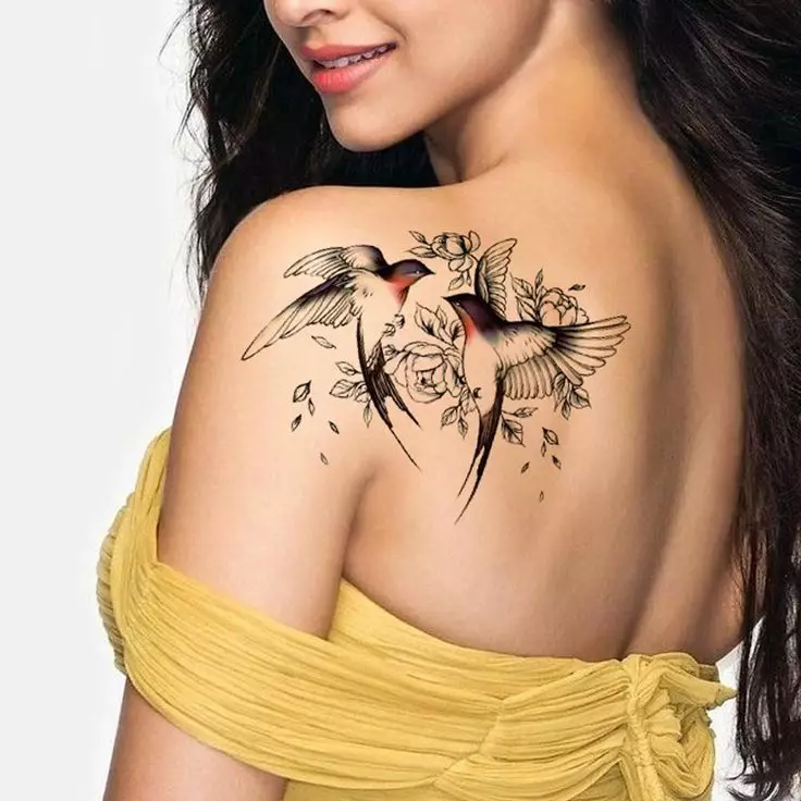 Mooie tatoeage voor meisjes (80 foto's): schetsen van de meest elegante vrouwelijke tatoeages op alle delen van het lichaam en andere stijlvolle voorbeelden van tatoeage met tekeningen en inscripties 13775_30
