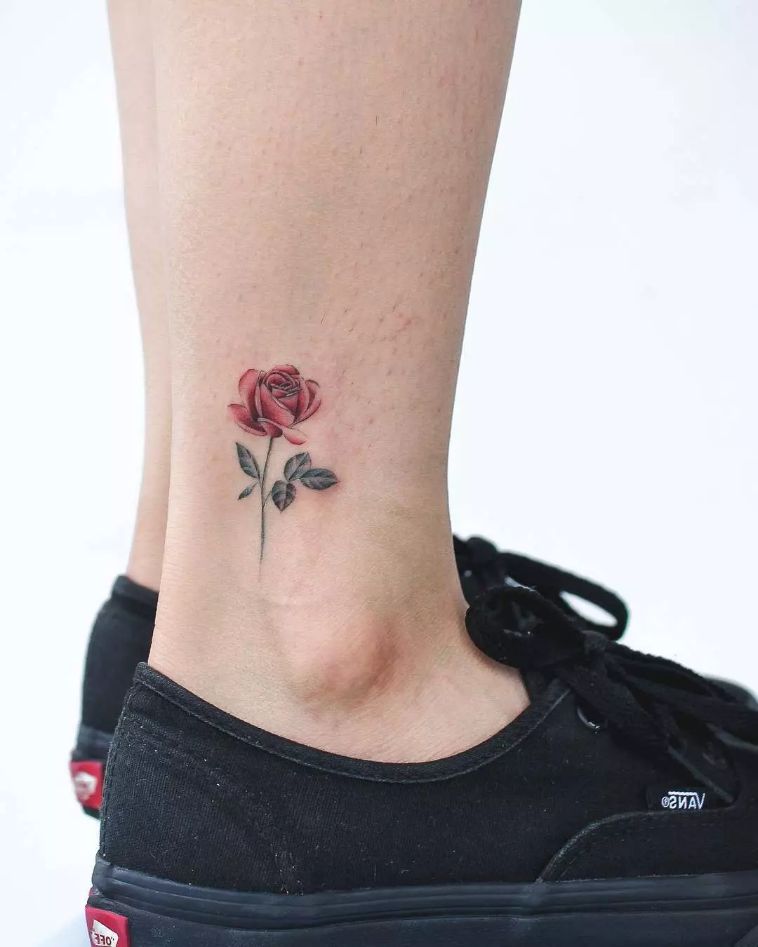 Tatuazh i bukur për vajzat (80 foto): Skica e tatuazheve më elegante femërore në të gjitha pjesët e trupit dhe shembuj të tjerë elegant të tatuazheve me vizatime dhe mbishkrime 13775_31